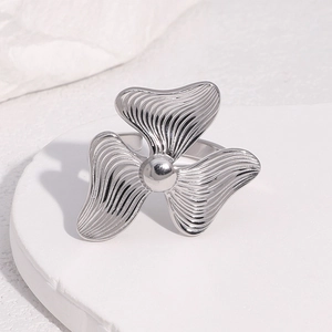 Bague ouverte minimaliste en acier inoxydable argenté avec motif floral ondulé