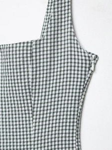 Détail de la fermeture éclair invisible et du motif à carreaux noir et blanc sur la robe