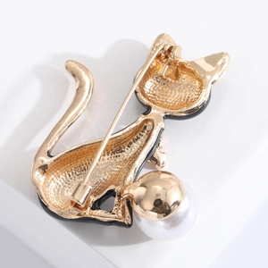 Detail of the pin structure and gold-tone alloy back of the pearl cat brooch