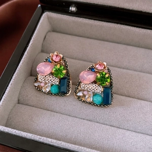 Boucles d'oreilles vintage avec strass colorés dans une boîte à bijoux en velours