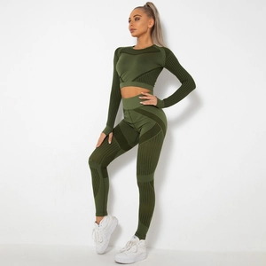 Dettaglio del set yoga verde scuro con trama a coste e maniche con foro per il pollice