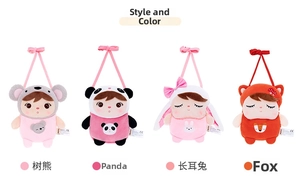 Dettaglio di quattro borse a tracolla in peluche: modelli koala, panda, coniglio e volpe