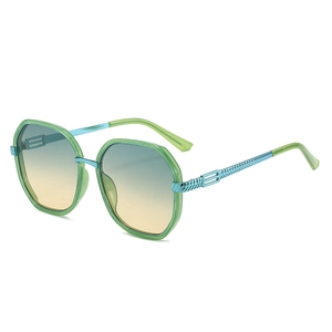 Occhiali da sole poligonali con montatura verde chiaro e lenti sfumate blu-gialle