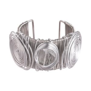 Bracelet manchette multicouche en fil d'argent avec détail de spirale en cristal
