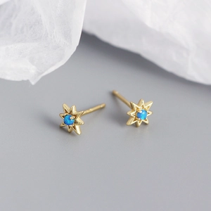 Dettaglio macro degli orecchini a stella in argento S925 dorato con opale blu