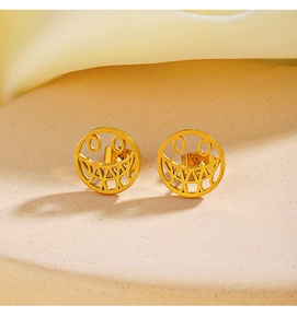 Détail de boucles d'oreilles clous visage souriant doré en acier inoxydable