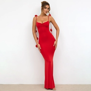 Détail de robe rouge longue avec fleurs 3D verticales et buste plissé élégant