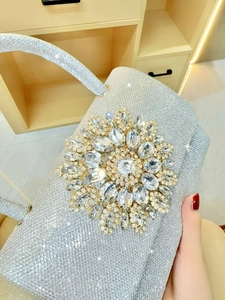 Elegante borsa da sera argento glitterata con grande fiore di strass e manico superiore