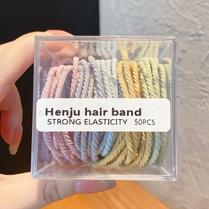Détail de 50 élastiques à cheveux colorés haute élasticité dans une boîte carrée