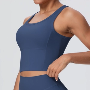 Detail eines marineblauen Racerback-Yoga-Sport-BHs mit feuchtigkeitsableitendem Stoff