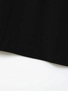 Nahaufnahme der sauberen Nähte und des schwarzen Strickstoffs am Saum des Herren-T-Shirts
