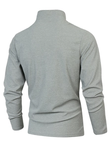 Gros plan sur la texture en tricot horizontal et le tissu gris de ce pull pour hommes