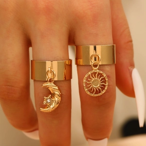 Anelli larghi dorati di lusso con ciondoli a luna stella e sole in zircone per donna