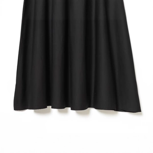 Ärmelloses Strickkleid in A-Linie mit Polokragen und elegantem Faltenrock in Schwarz