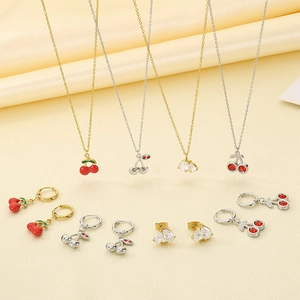 Vue détaillée d'une parure de bijoux cerise comprenant colliers et boucles d'oreilles rouges