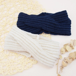 Dettagli della trama a maglia delle fasce blu e beige con elementi decorativi rustici