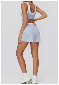 Dettaglio della gonna da tennis celeste a vita alta con set di reggiseno sportivo coordinato