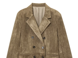 Dettaglio del blazer in pelle scamosciata verde oliva con bottoni a doppio petto e revers
