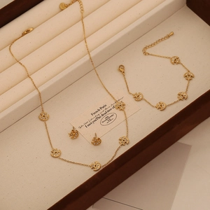 Parure élégante en acier titane doré avec pendentifs étoile et lune sertis de zircons