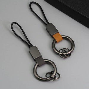 Détails de porte-clés en cuir et daim avec clips en métal et anneaux sur fond gris