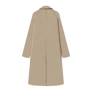 Rückansicht des khakifarbenen langen Trenchcoats mit klassischem Revers und Rückennaht