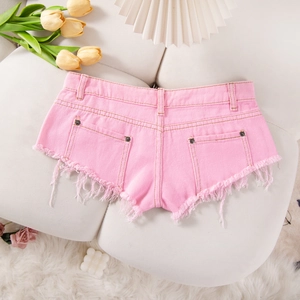 Detailansicht der pinken Denim-Shorts mit ausgefransten Säumen und Metallnieten