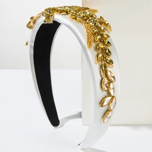 Cerchietto in raso bianco imbottito con strass ambra e decorazioni a foglia d'oro