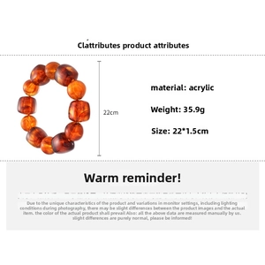 Détail du bracelet en acrylique ambré avec dimensions 22x1,5cm et poids de 35,9g environ