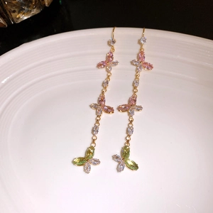 Détails des boucles d'oreilles à pompons en forme de feuille avec cristaux dégradés