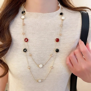 Collier double couche en résine rétro avec perles rondes noires, rouges et blanc perle