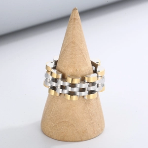 Detailed view of bicolor chain link ring displayed on a wooden cone stand with polished finish