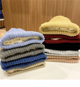 Dettaglio della fodera in pile termico spesso all'interno dei berretti invernali
