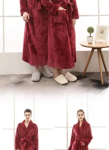 Détail d'un peignoir en flanelle bordeaux montrant la texture épaisse et les motifs aux poignets