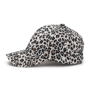 Dettaglio del berretto da baseball leopardato con tessuto di qualità e visiera curva