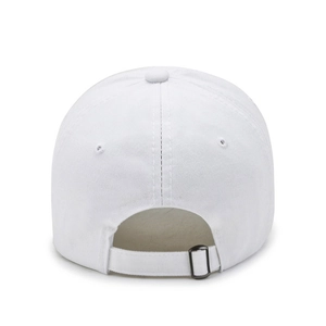 Casquette de baseball blanche brodée avec boucle métallique réglable vue de l'arrière
