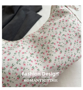Gros plan sur le motif de tulipes roses et la texture du tissu d'un sac à bandoulière blanc