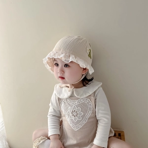 Set cappello con pizzo floreale e tutina a righe color crema per neonata