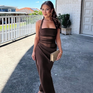 Vue détaillée de la robe longue dos nu en satin marron avec empiècements en résille