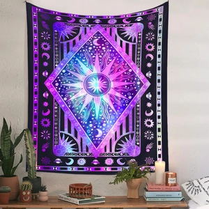 Detail eines mystischen Sonnen-Mond-Wandteppichs mit lila Verlauf im Wohnzimmer