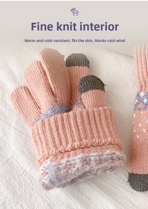 Detail van de roze gebreide handschoen met zachte thermische fleecevoering en sneeuwvlok