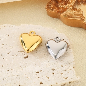 Ciondoli a cuore in acciaio inossidabile lucido oro e argento su pietra