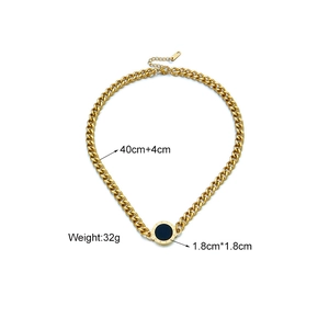 Dettaglio collana a catena dorata da 44 cm con pendente in smalto nero e dimensioni
