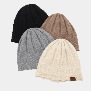 Bonnet en grosse maille torsadée vintage avec patch cuir W en quatre couleurs neutres