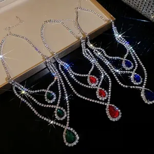 Elegante collana a tre strati con pendenti a goccia in smeraldo, rubino e zaffiro