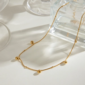 Elegante 18k vergoldete Edelstahlkette mit weißem Zirkon-Anhänger auf weißem Hintergrund