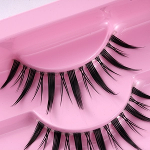 Faux cils noirs naturels style manga avec plateau rose pour un regard intense et volumineux