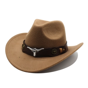 Détail d'un chapeau de cow-boy en feutre marron avec bandeau en cuir et boucle taureau