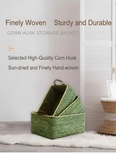 Détail de trois paniers de rangement tressés verts avec doublure en tissu olive