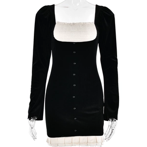 Robe courte en velours noir avec col carré, dentelle et manches longues au style rétro