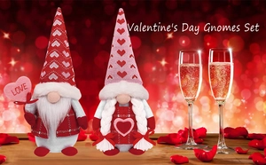 Dettaglio degli gnomi di peluche per San Valentino con cappelli a maglia e cuori